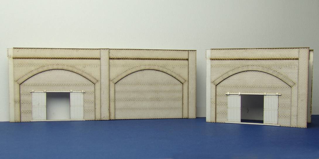 A 00-01 OO gauge brick arch unit with industrial gate An industrial version of the brick arch unit. This unit can be assembled as a single width or double width or low relief version.
